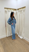 Load image into Gallery viewer, Mv Manorhaven Cropped shirt
